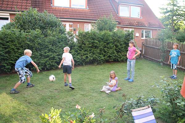Drago spielt mit Kindern im Garten