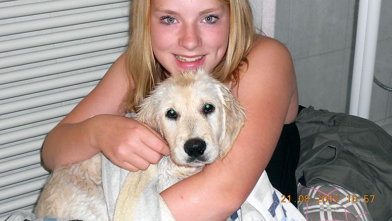 Daphne nach dem Baden angekuschelt an Leonie