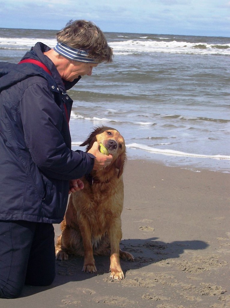 Nele mit Frauchen Jutta am Strand