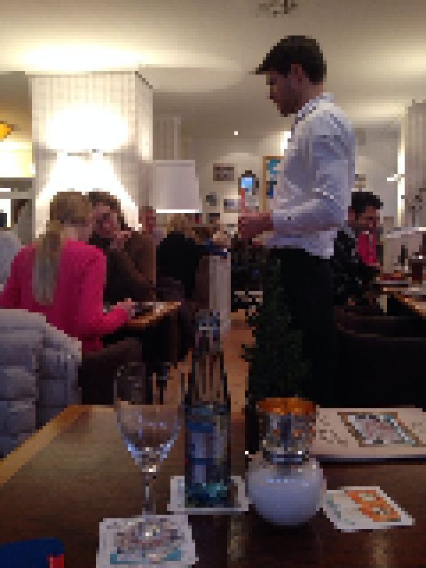 Hier zu sehen wie das Café voll war